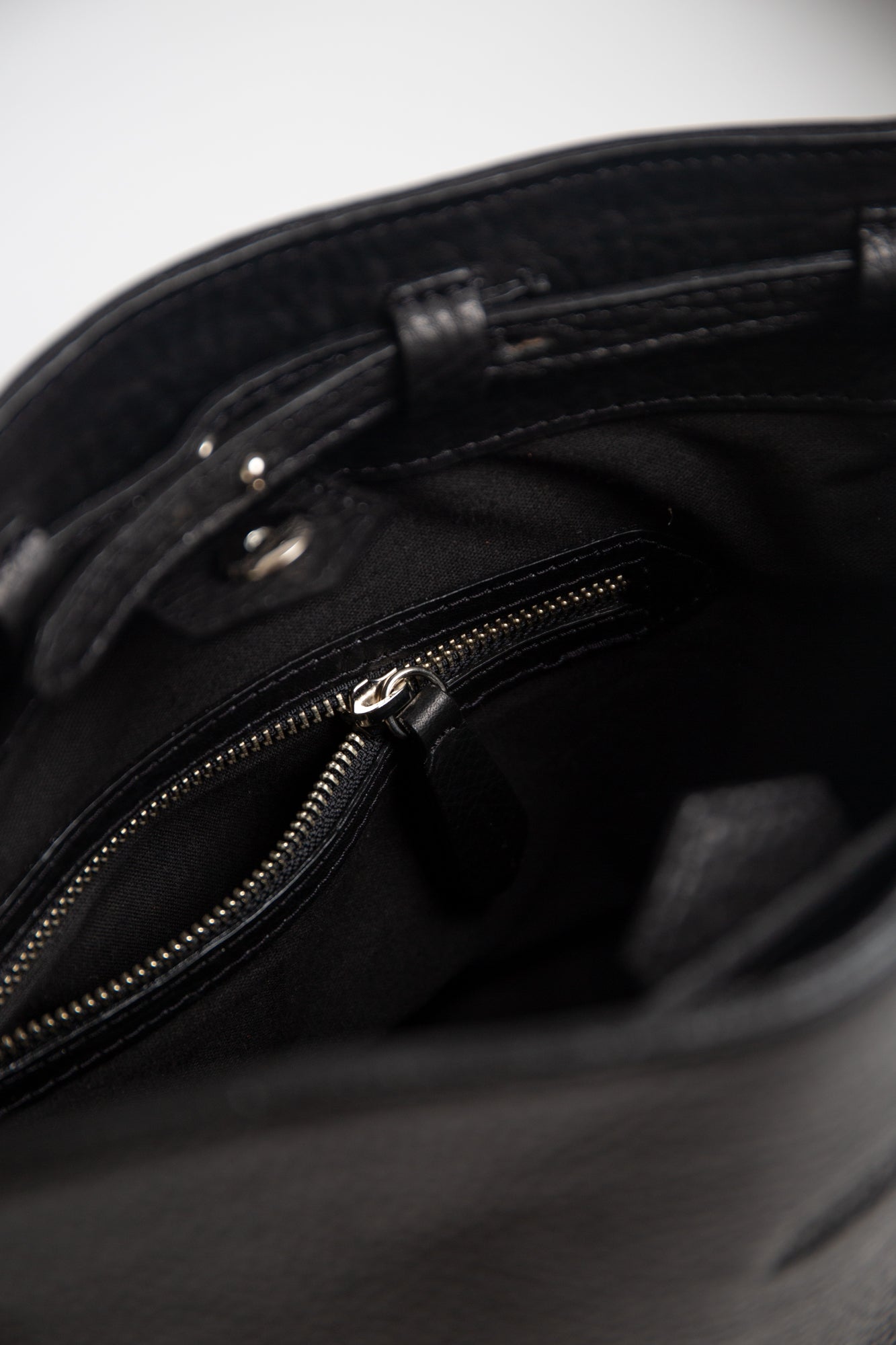 Yarara Leather Shoulder Bag - Black