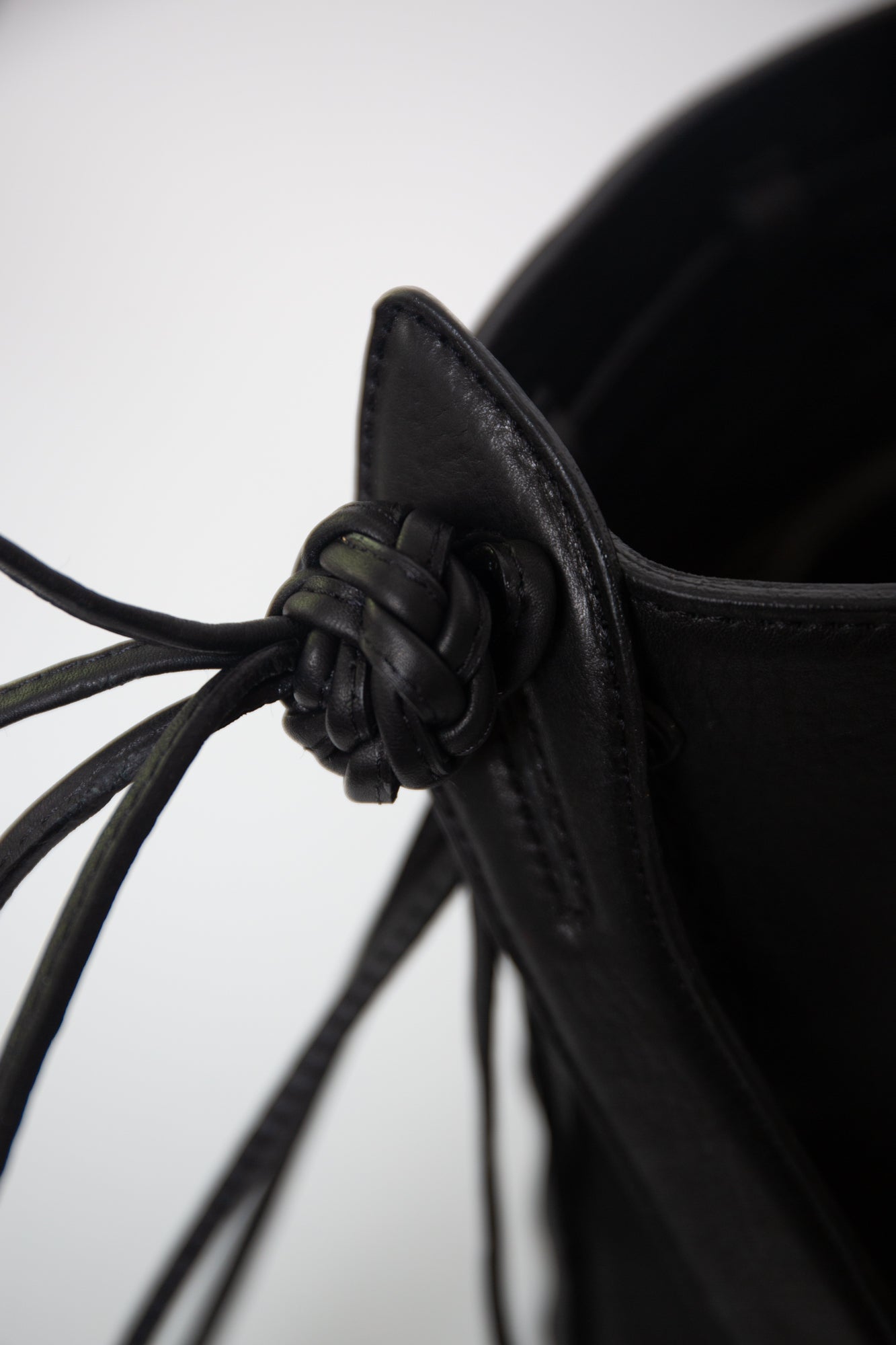 Yarara Leather Shoulder Bag - Black