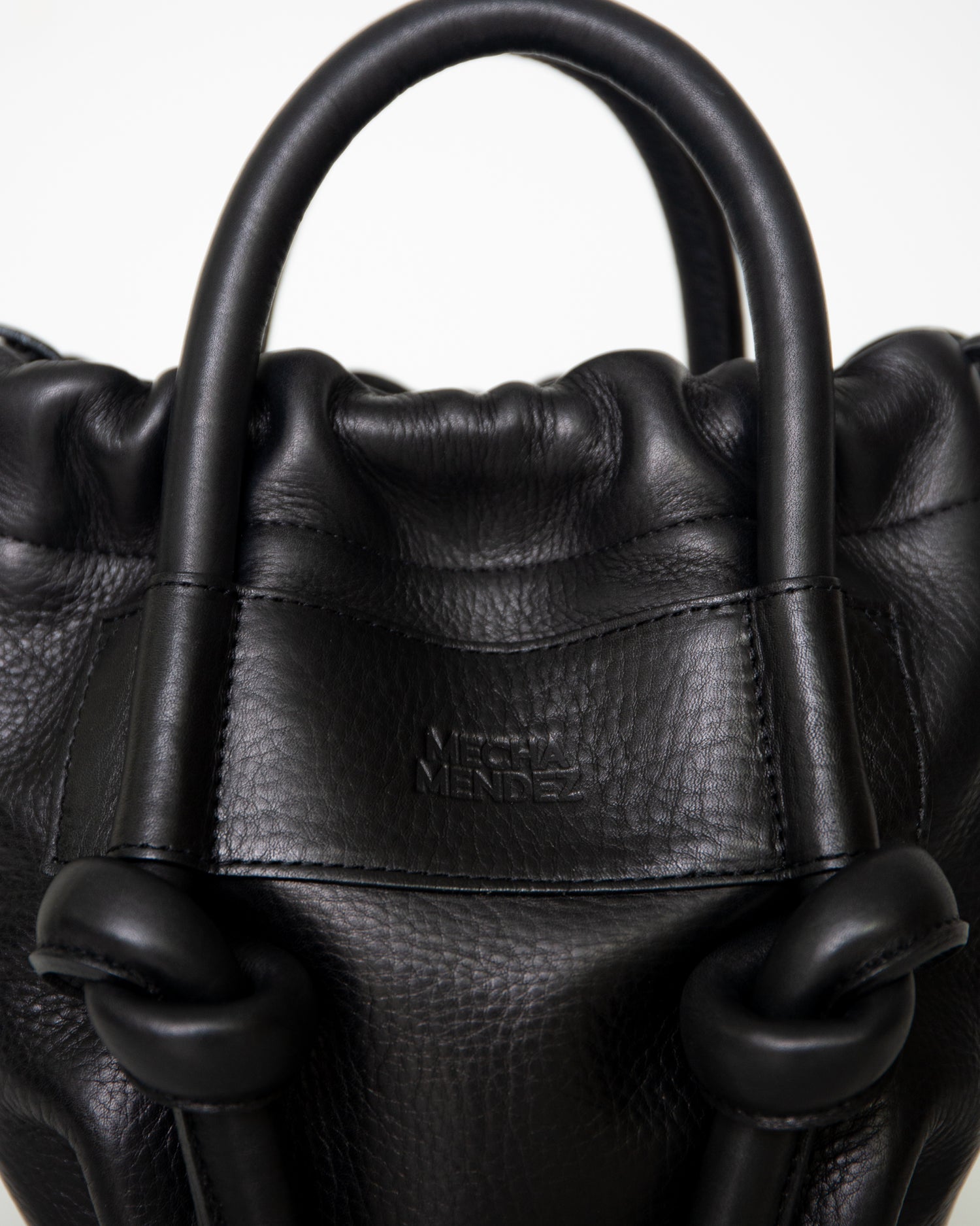 Irupe medium Leather Bag - Black