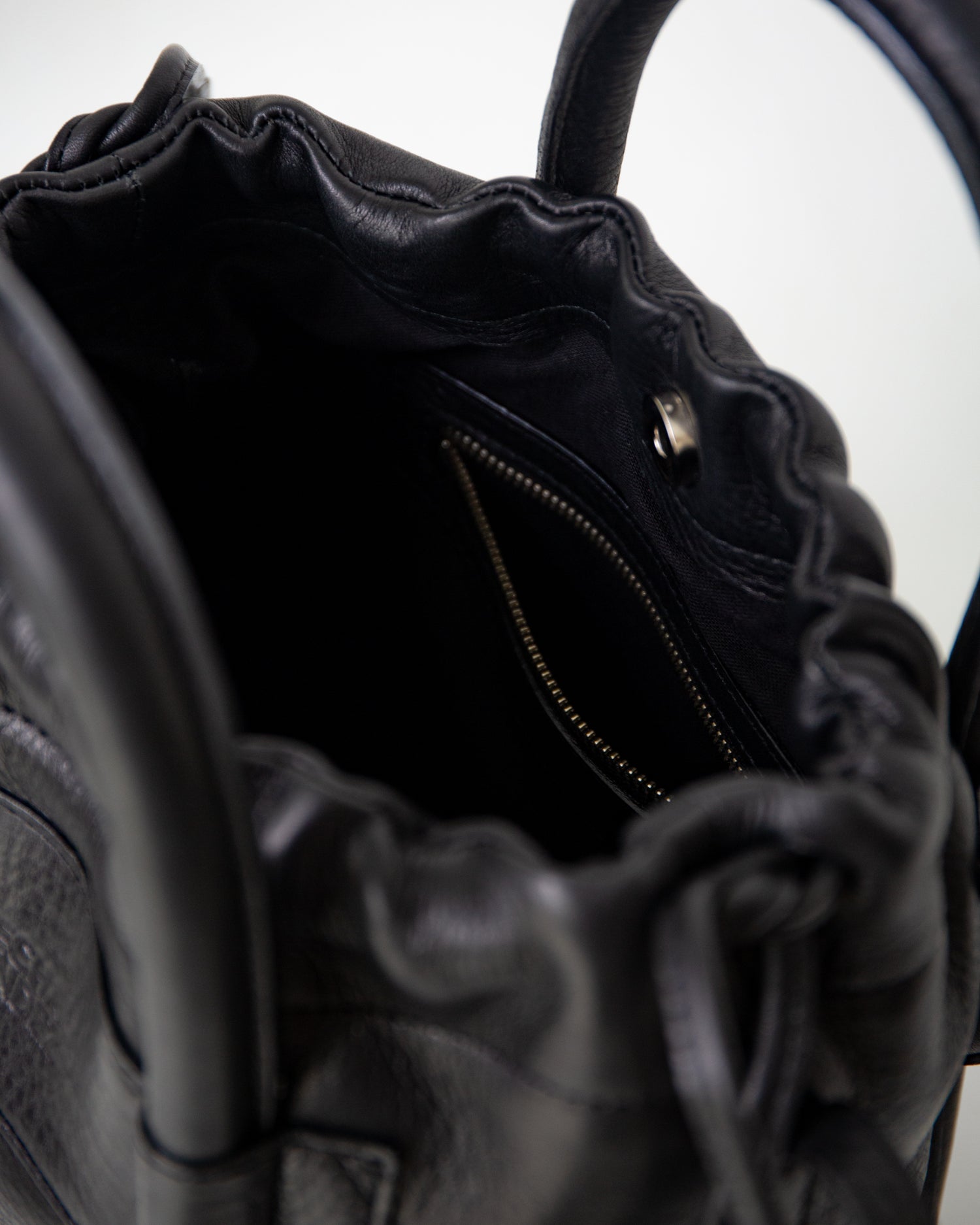 Irupe medium Leather Bag - Black